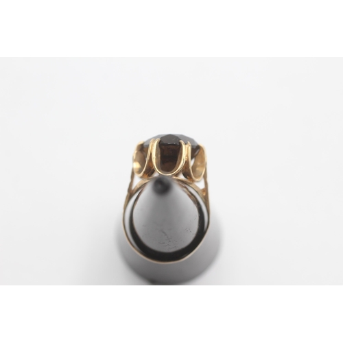 1013 - A 9ct gold smoky quartz cocktail ring, size L½ - approx. gross weight 6 grams