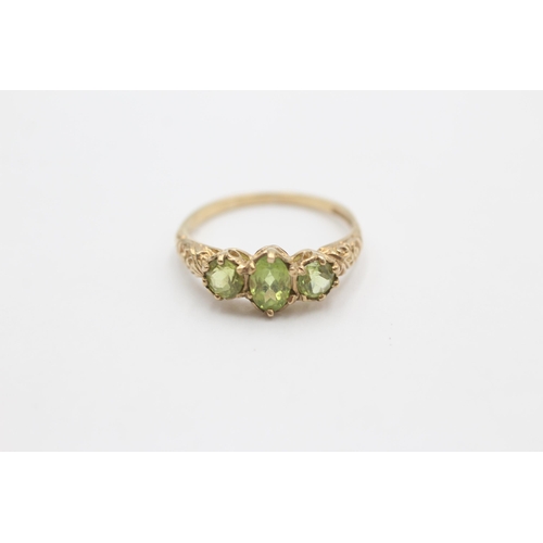 1021 - A 9ct gold peridot trilogy ring, size N½ - approx. gross weight 2 grams