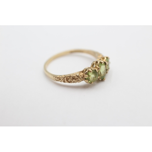 1021 - A 9ct gold peridot trilogy ring, size N½ - approx. gross weight 2 grams