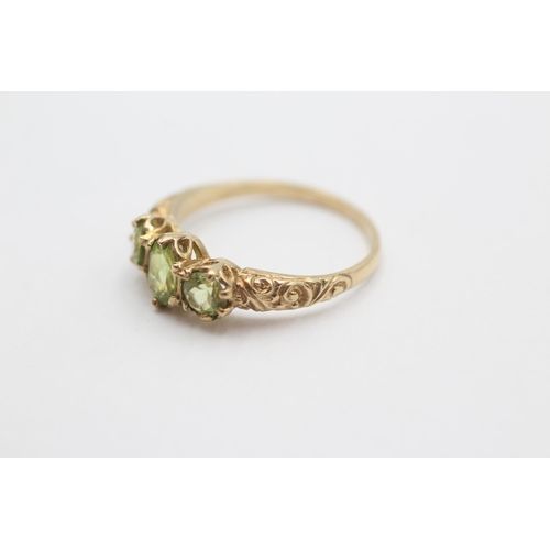 1021 - A 9ct gold peridot trilogy ring, size N½ - approx. gross weight 2 grams