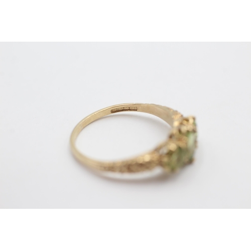 1021 - A 9ct gold peridot trilogy ring, size N½ - approx. gross weight 2 grams