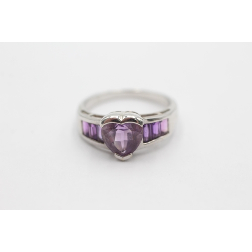 1022 - A 9ct white gold amethyst heart motif ring, size O½ - approx. gross weight 3.5 grams