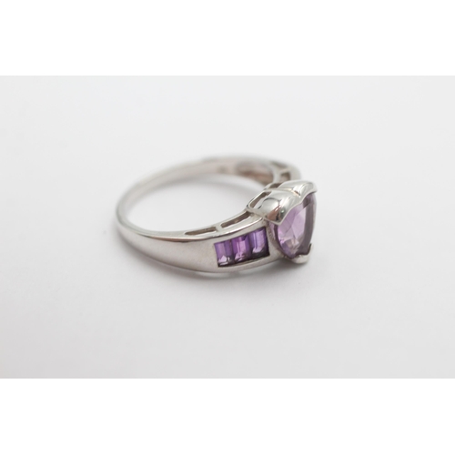 1022 - A 9ct white gold amethyst heart motif ring, size O½ - approx. gross weight 3.5 grams