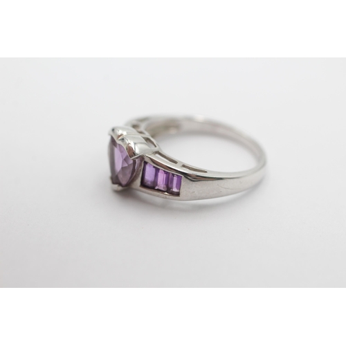 1022 - A 9ct white gold amethyst heart motif ring, size O½ - approx. gross weight 3.5 grams