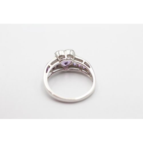 1022 - A 9ct white gold amethyst heart motif ring, size O½ - approx. gross weight 3.5 grams