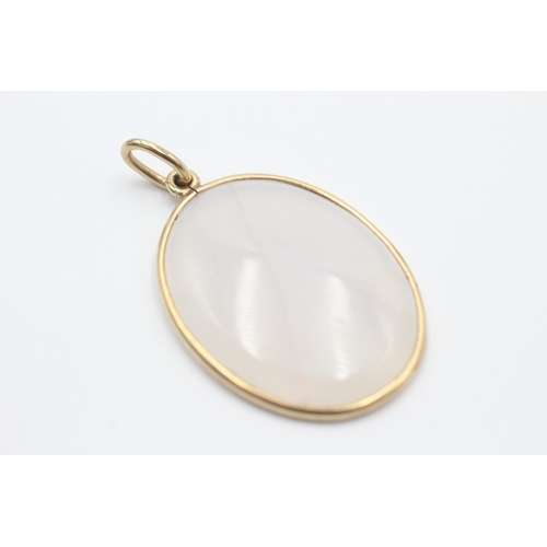 1025 - A 9ct gold chalcedony pendant - approx. gross weight 10.5 grams