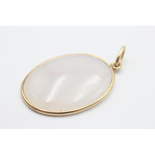 1025 - A 9ct gold chalcedony pendant - approx. gross weight 10.5 grams