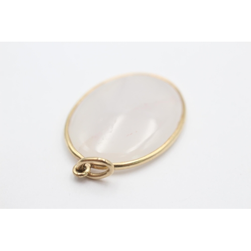 1025 - A 9ct gold chalcedony pendant - approx. gross weight 10.5 grams