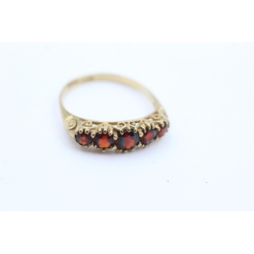 1031 - A 9ct gold garnet five stone ring, size P½ - approx. gross weight 1.9 grams