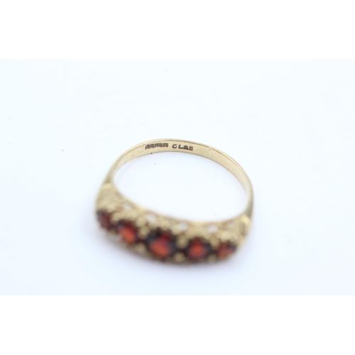 1031 - A 9ct gold garnet five stone ring, size P½ - approx. gross weight 1.9 grams