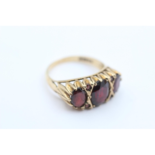 1035 - A 9ct gold garnet gypsy ring, size P½ - approx. gross weight 4.3 grams