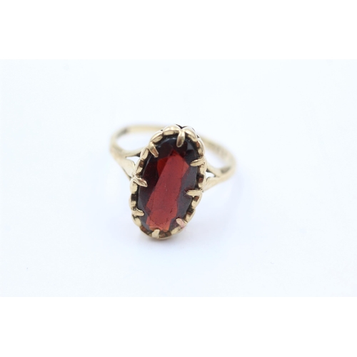 1036 - A 9ct gold garnet ring, size M - approx. gross weight 3 grams