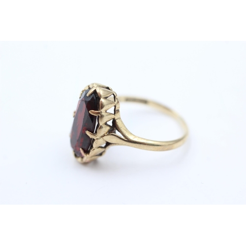 1036 - A 9ct gold garnet ring, size M - approx. gross weight 3 grams