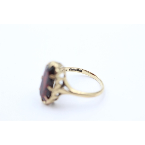 1036 - A 9ct gold garnet ring, size M - approx. gross weight 3 grams