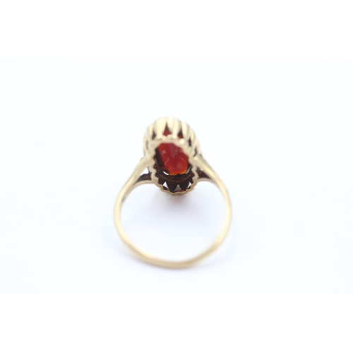 1036 - A 9ct gold garnet ring, size M - approx. gross weight 3 grams