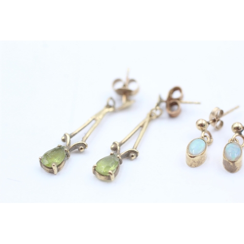 1041 - Two pairs of 9ct gold earrings, one opal and one peridot - approx. gross weight 1.6 grams