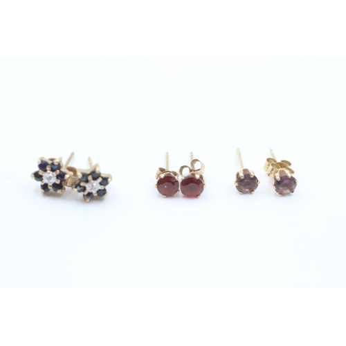 1043 - Three pairs of 9ct gold gemstone earrings, garnet, amethyst and sapphire - approx. gross weight 1.5 ... 