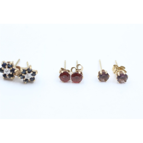 1043 - Three pairs of 9ct gold gemstone earrings, garnet, amethyst and sapphire - approx. gross weight 1.5 ... 