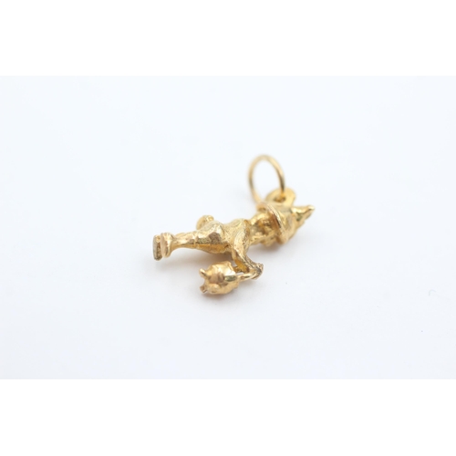 1046 - A 9ct gold gnome with pot charm - approx. gross weight 1.7 grams