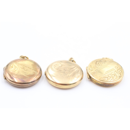 1047 - Three 9ct gold back and front foliate etched round lockets - approx. gross weight 11.8 grams