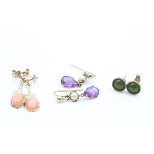 1049 - Three pairs of 9ct gold gemstone earrings, coral, nephrite and amethyst and pearl - approx. gross we... 