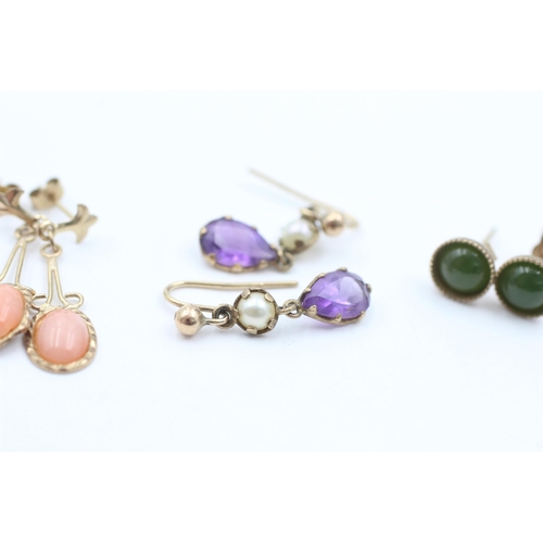 1049 - Three pairs of 9ct gold gemstone earrings, coral, nephrite and amethyst and pearl - approx. gross we... 