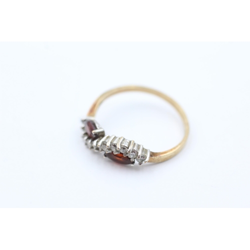 1052 - A 9ct gold garnet and clear gemstone stylised twist setting ring, size Q - approx. gross weight 2 gr... 