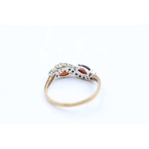 1052 - A 9ct gold garnet and clear gemstone stylised twist setting ring, size Q - approx. gross weight 2 gr... 