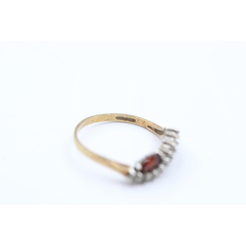 1052 - A 9ct gold garnet and clear gemstone stylised twist setting ring, size Q - approx. gross weight 2 gr... 