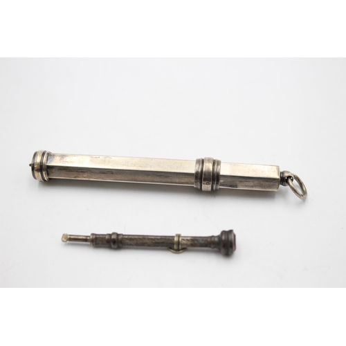 1225 - Two hallmarked sterling silver propelling pencils, one with wax seal - approx. gross weight 9 grams