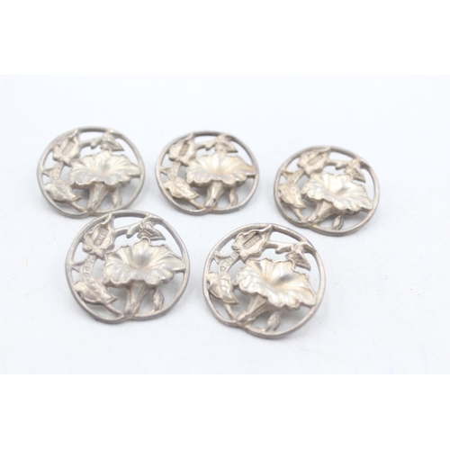 1235 - Five Art Nouveau hallmarked London silver buttons, dated 1903 - approx. gross weight 30 grams and 3c... 