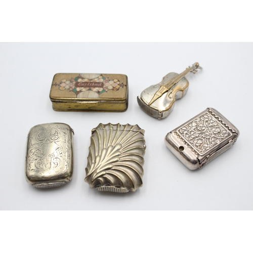 1284 - Five pieces of antique tobacciana, four vesta cases and one snuff box