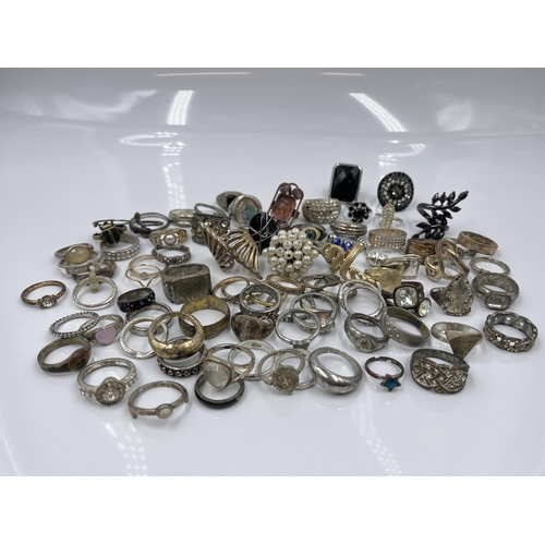 1099 - A collection of fashion rings