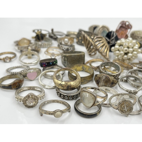 1099 - A collection of fashion rings