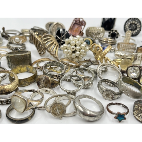 1099 - A collection of fashion rings