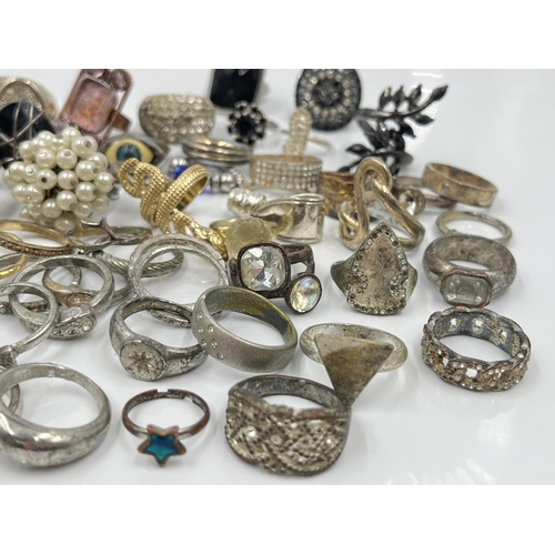 1099 - A collection of fashion rings