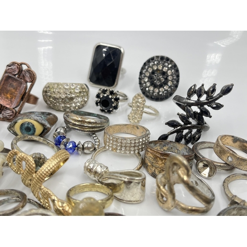 1099 - A collection of fashion rings