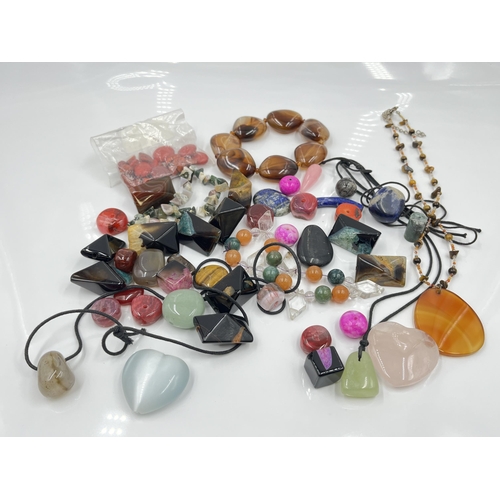 1102 - A collection of gemstone jewellery and loose gemstones to include lapis lazuli, rose quartz, sodalit... 