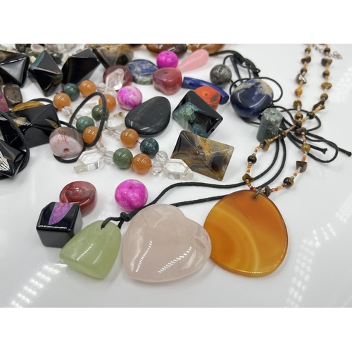 1102 - A collection of gemstone jewellery and loose gemstones to include lapis lazuli, rose quartz, sodalit... 