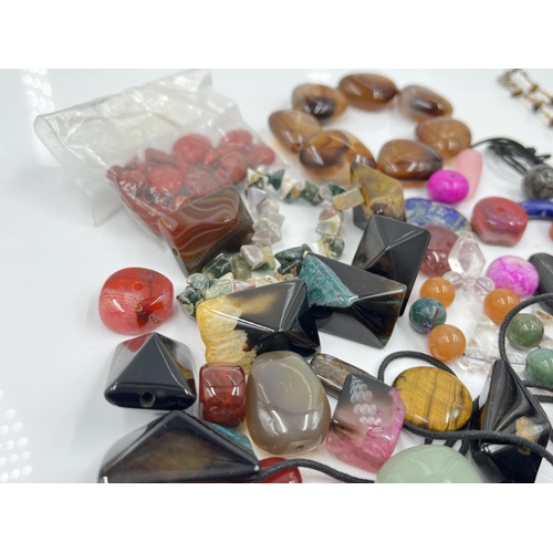 1102 - A collection of gemstone jewellery and loose gemstones to include lapis lazuli, rose quartz, sodalit... 