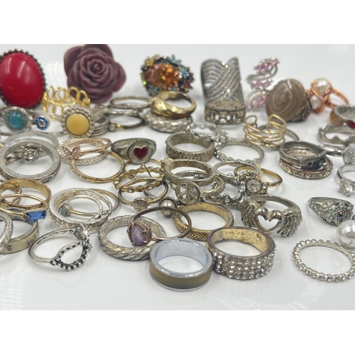 1105 - A collection of fashion rings