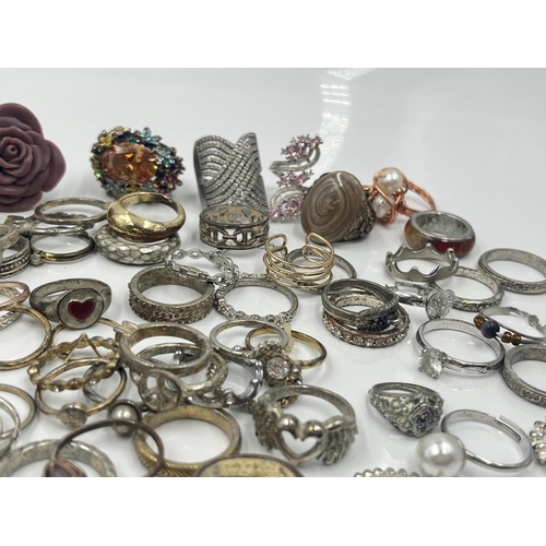 1105 - A collection of fashion rings