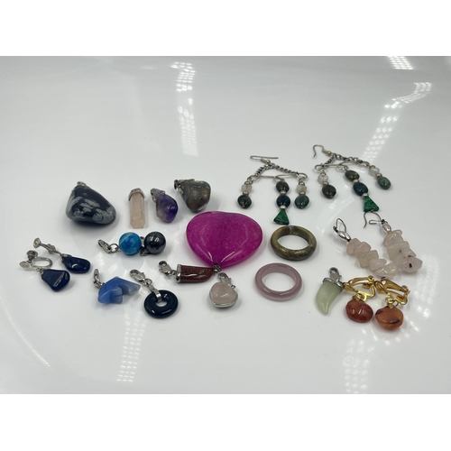 1106 - A collection of gemstone jewellery to include malachite and green moss agate earrings, amethyst pend... 