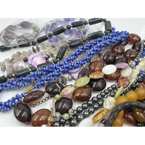 1107 - A collection of costume jewellery to include quartz and amethyst necklace, lapis lazuli bracelet etc... 