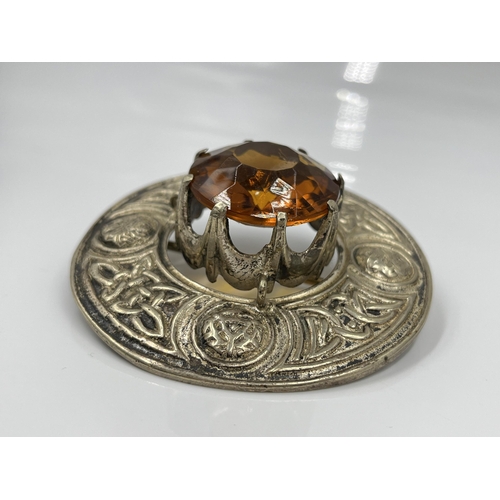 1114 - A Scottish white metal and faux citrine plaid pin brooch - approx. 8cm diameter and gross weight 108... 