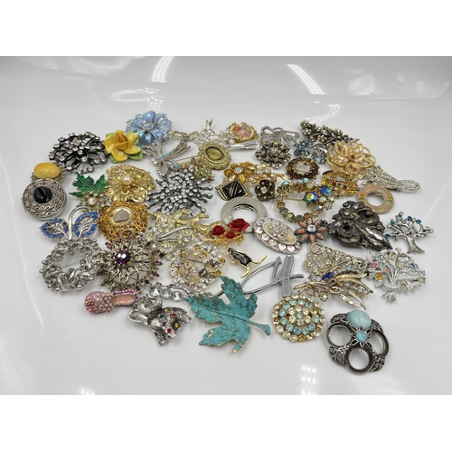 1115 - A collection of vintage brooches