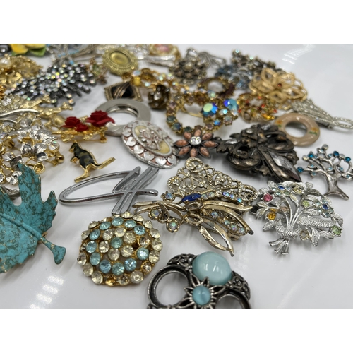 1115 - A collection of vintage brooches