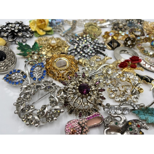 1115 - A collection of vintage brooches