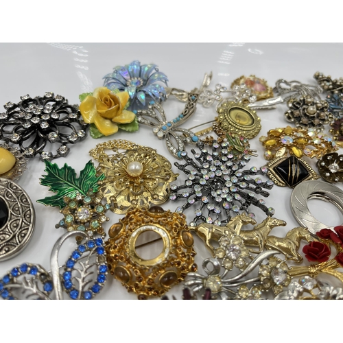 1115 - A collection of vintage brooches