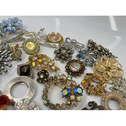 1115 - A collection of vintage brooches